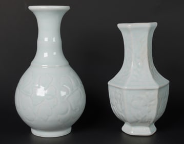 2 Chinese white vase