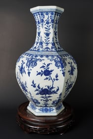 Chinese fine b/w vase with box