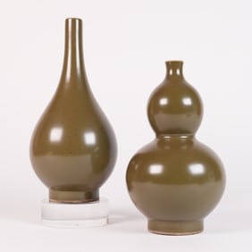 2 Chinese green vase