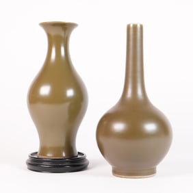 2 Chinese green vase