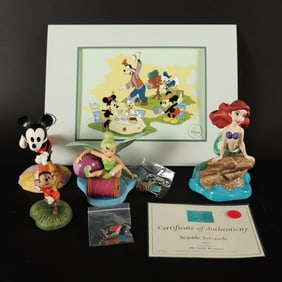 Lots Disney figurines