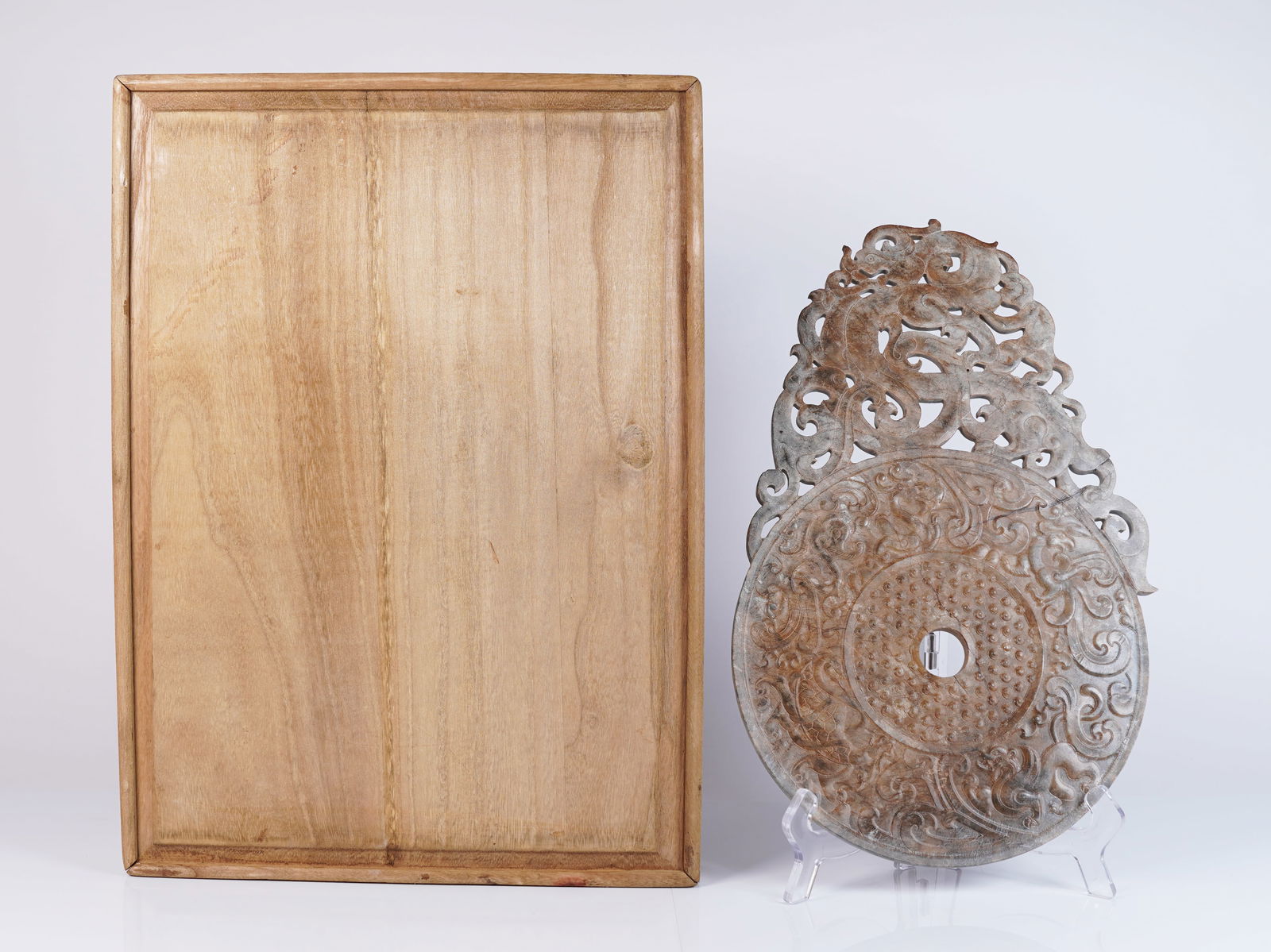 Chinese jade disc in box (1 of 7)