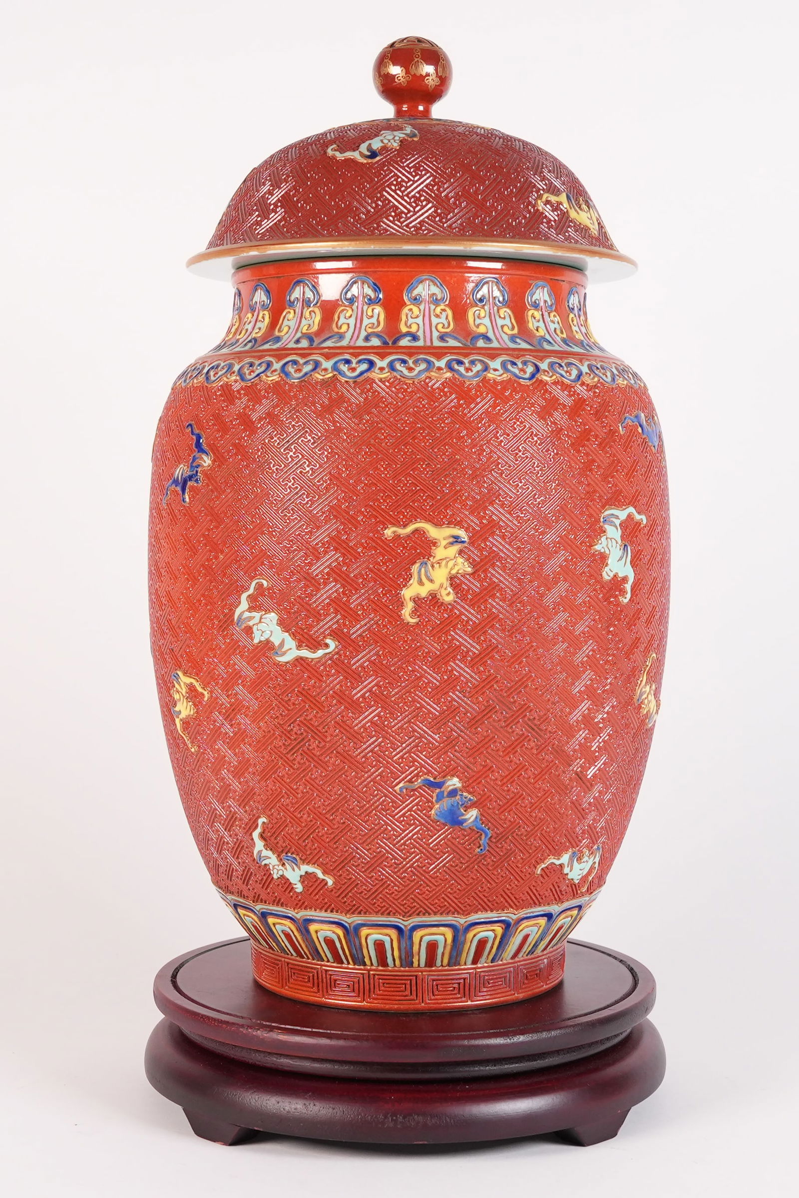 Chinese Qing dynasty fine vase (1 of 8)