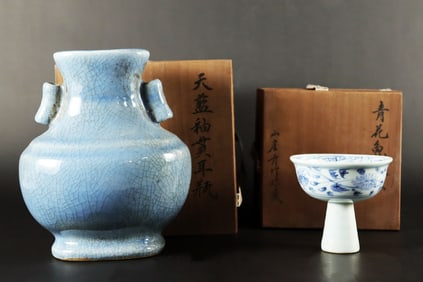 2 Chinese porcelains in box