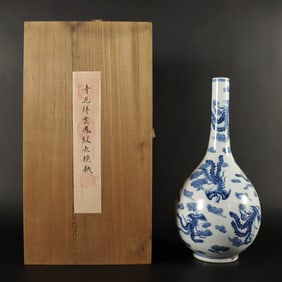 Chinese fine b/w vase with box