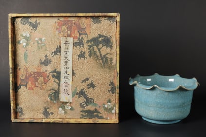 Chinese fine crackled pot in box