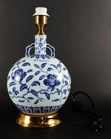 Chinese b/w fine vase lamp