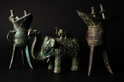 Lots Chinese bronze vessels