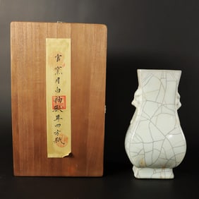 Chinese fine crackled vase with box