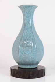 Chinese fine crackled vase