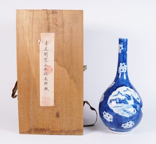 Chinese b/w vase with box