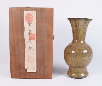 Chinese fine crackled vase in box