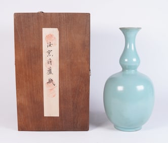 Chinese fine vase in box