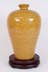 Chinese fine yellow vase