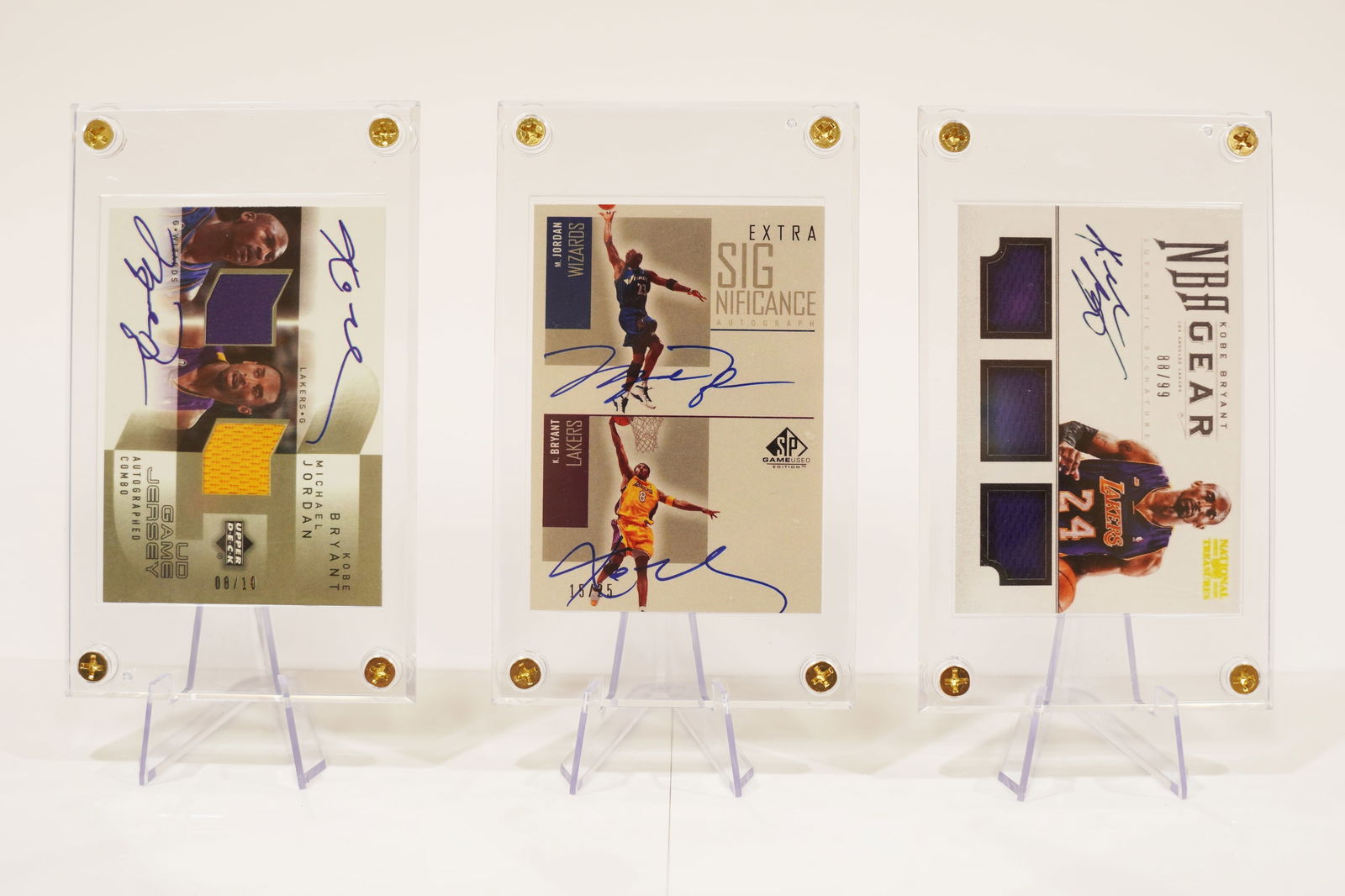 Lots sports card ungraded: Lots sports card, ungraded or authenticated. Selling it as is, sealed in plastic case. From an estate. All sales are final, no return. Authenticity of signature unknown.