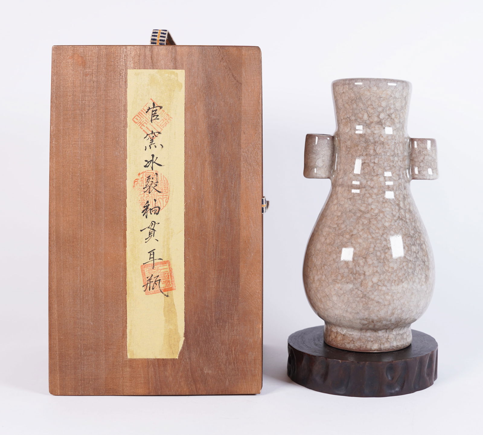 Chinese crackled vase with box: Chinese fine crackled vase with wooden box.