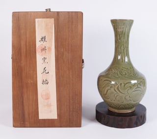 Chinese green vase with box