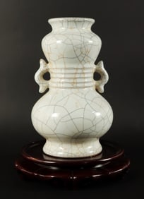 Chinese fine crackled vase
