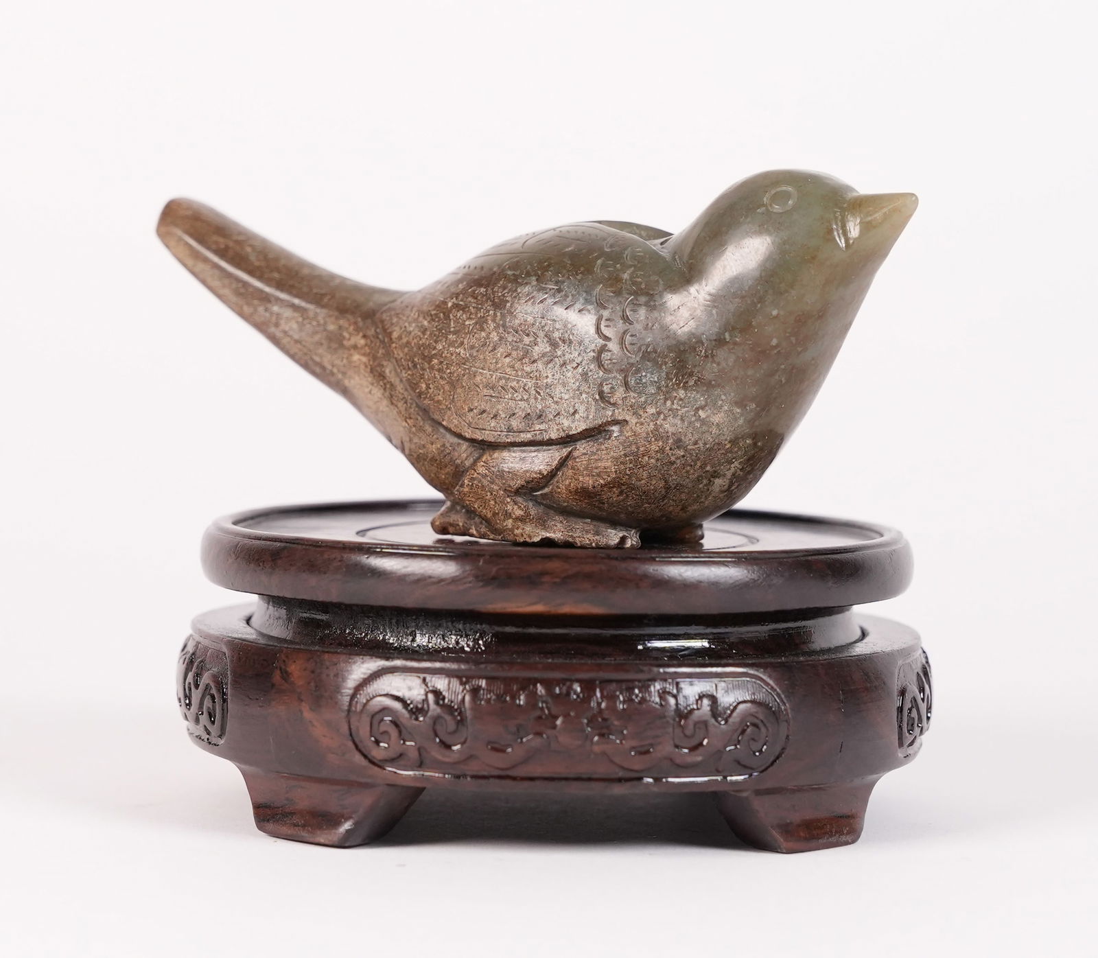 Chinese fine jade bird: Chinese fine jade bird. H: 2" x W: 4.5."