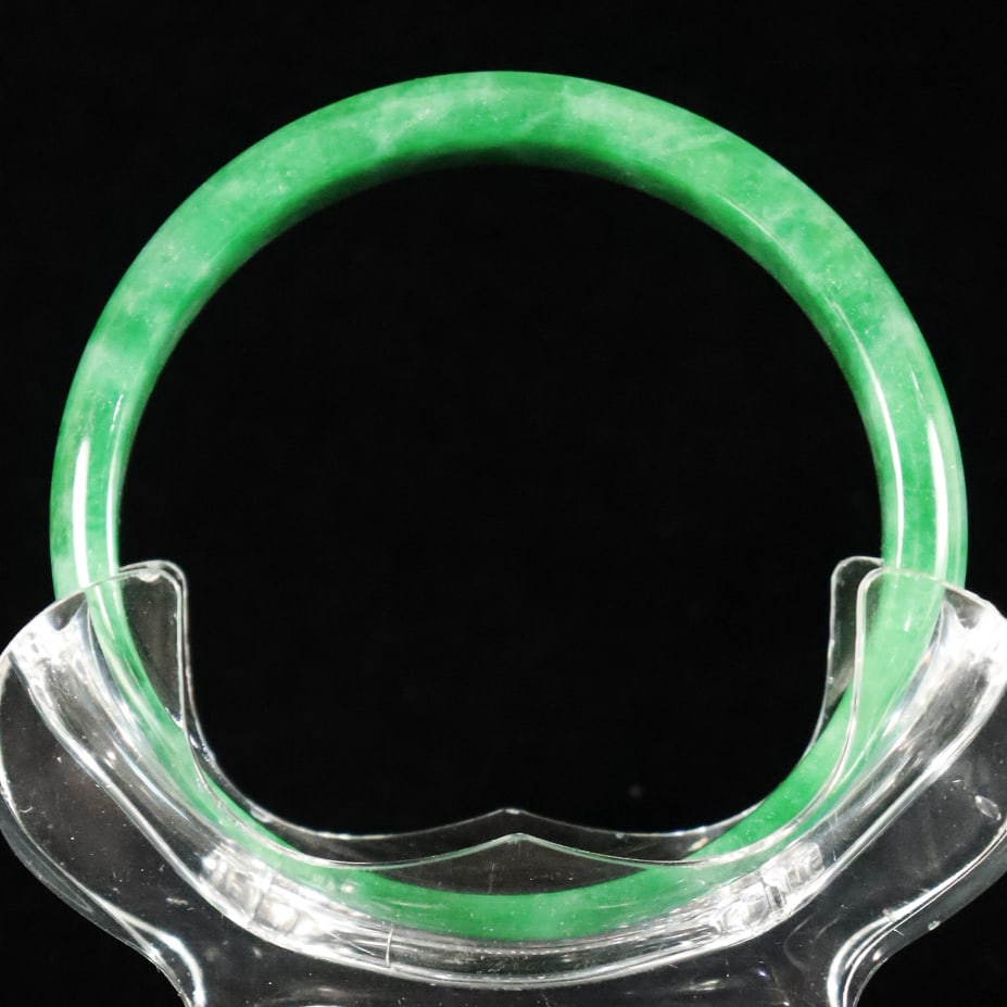 Chinese apple green bangle: Chinese fine apple green bangle.