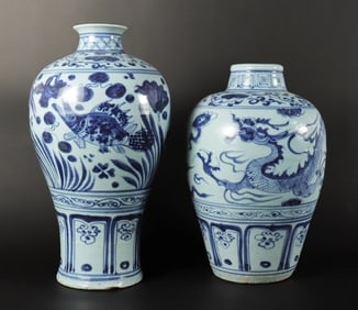 2 Chinese b/w fine vase