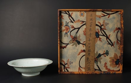 Chinese fine celadon bowl