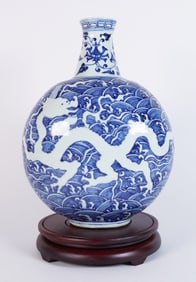 Chinese b/w flask vase
