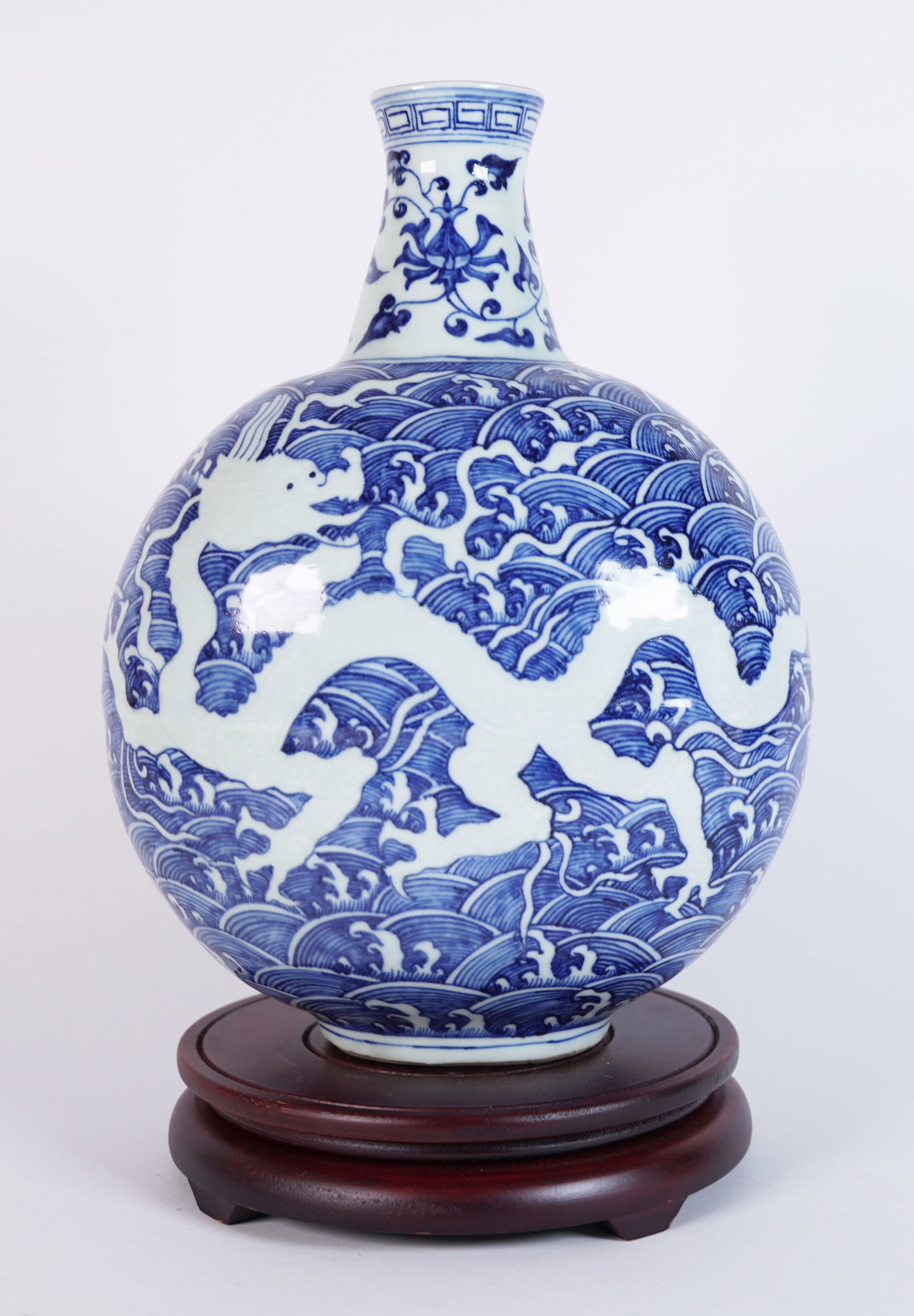 Chinese b/w flask vase: Chinese blue and white flask vase. H: 11.5" x W: 9.5."
