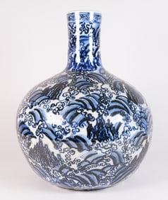 Chinese fine b/w vase