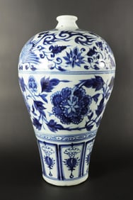 Chinese tall b/w fine vase
