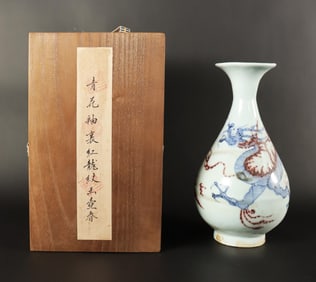 Chinese dragon vase with wooden box