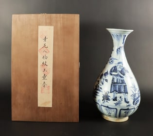 Chinese fine b/w vase with wooden box