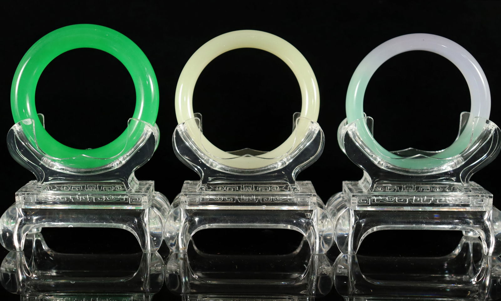 Lots Chinese fine bangles: Lots Chinese fine bangles.