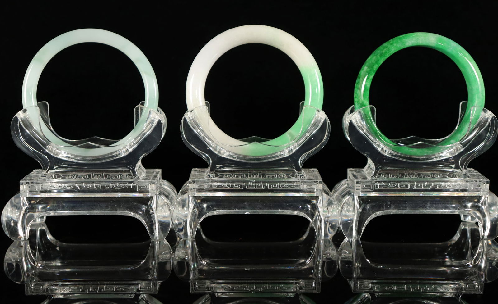 Lots Chinese fine bangles: Lots Chinese fine bangles.