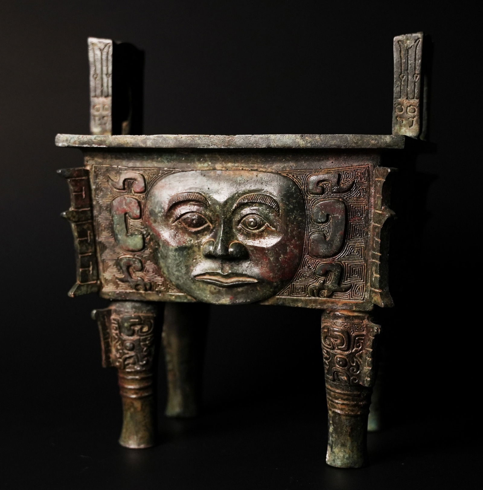 Chinese fine bronze vessel (1 of 8)