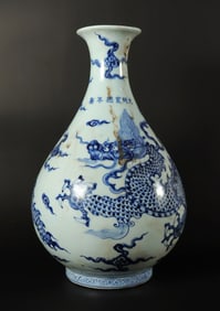 Chinese b/w dragon vase