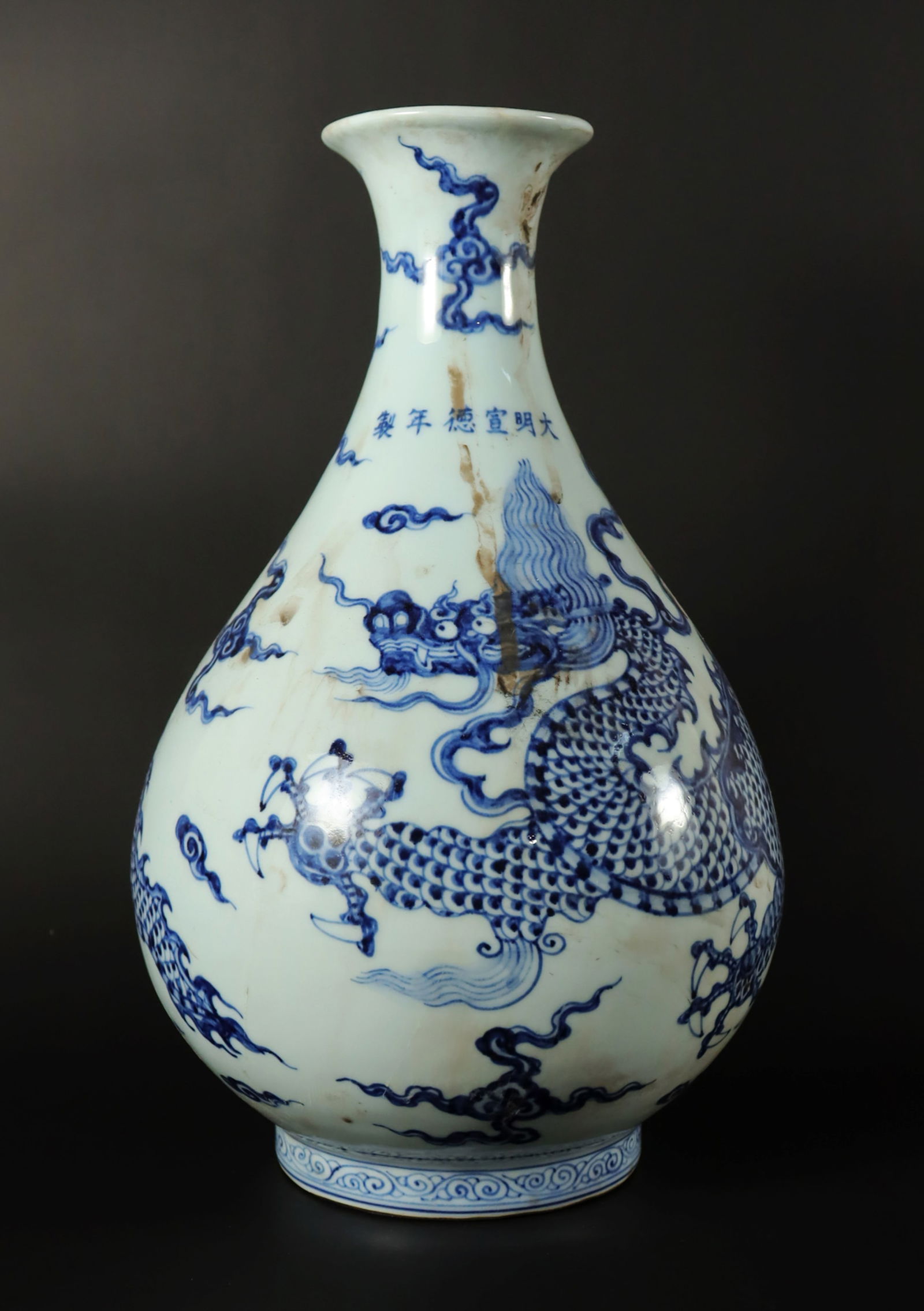 Chinese b/w dragon vase (1 of 7)