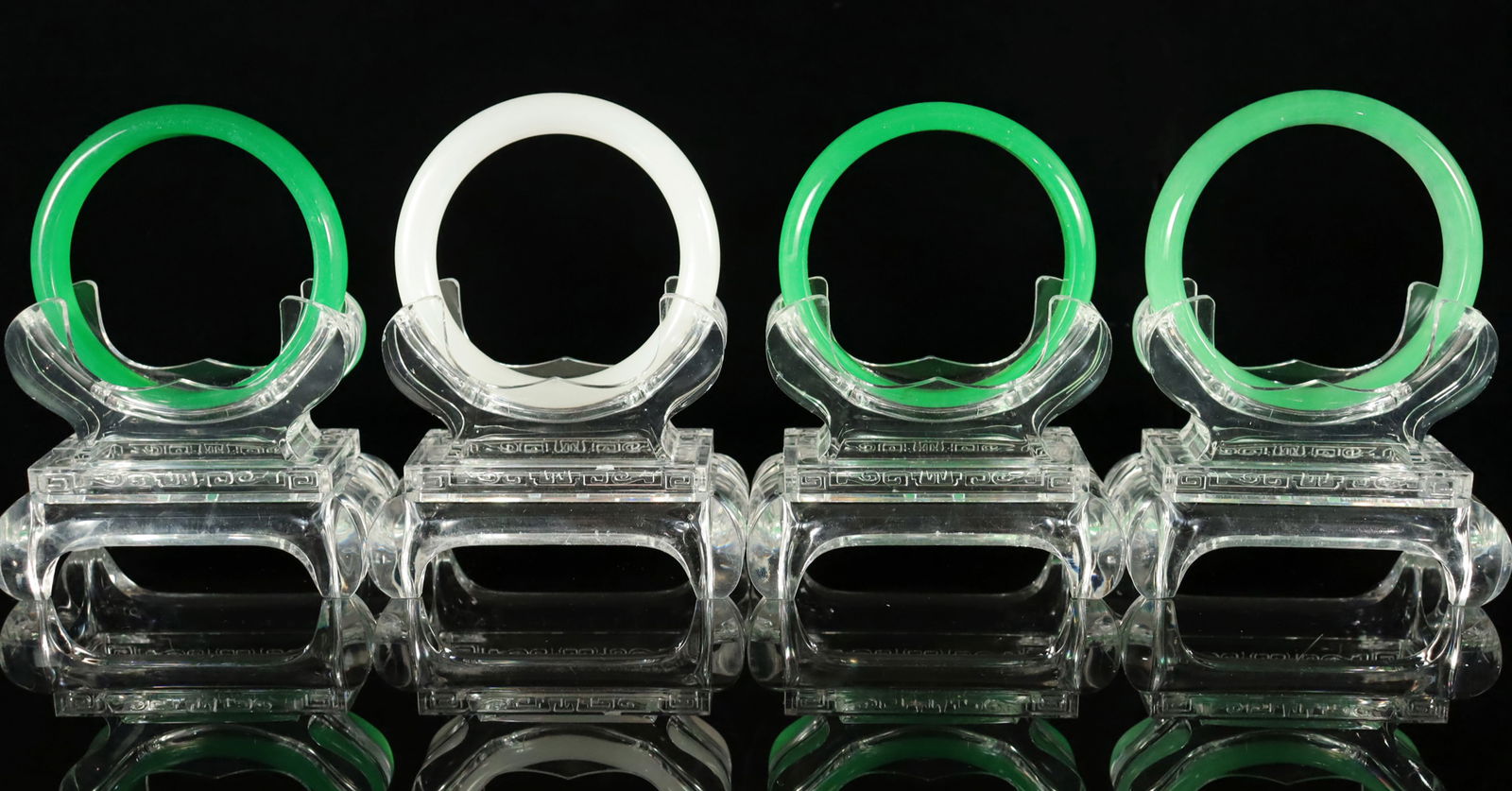 Lots Chinese fine bangles: Lots Chinese fine bangles.