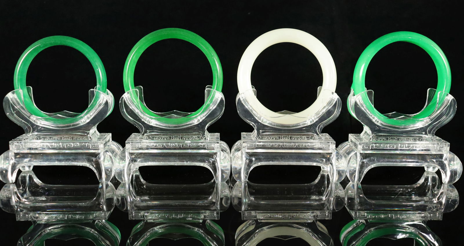 Lots Chinese fine bangles: Lots Chinese fine bangles.