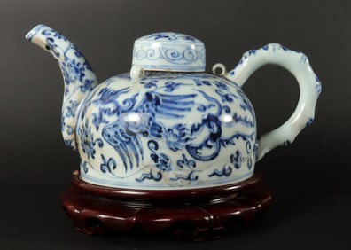 Chinese b/w fine pot