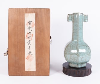 Chinese fine crackled vase with box