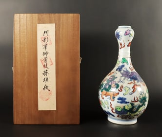Chinese fancy vase in wooden box