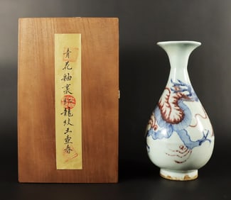 Chinese dragon vase in wooden box