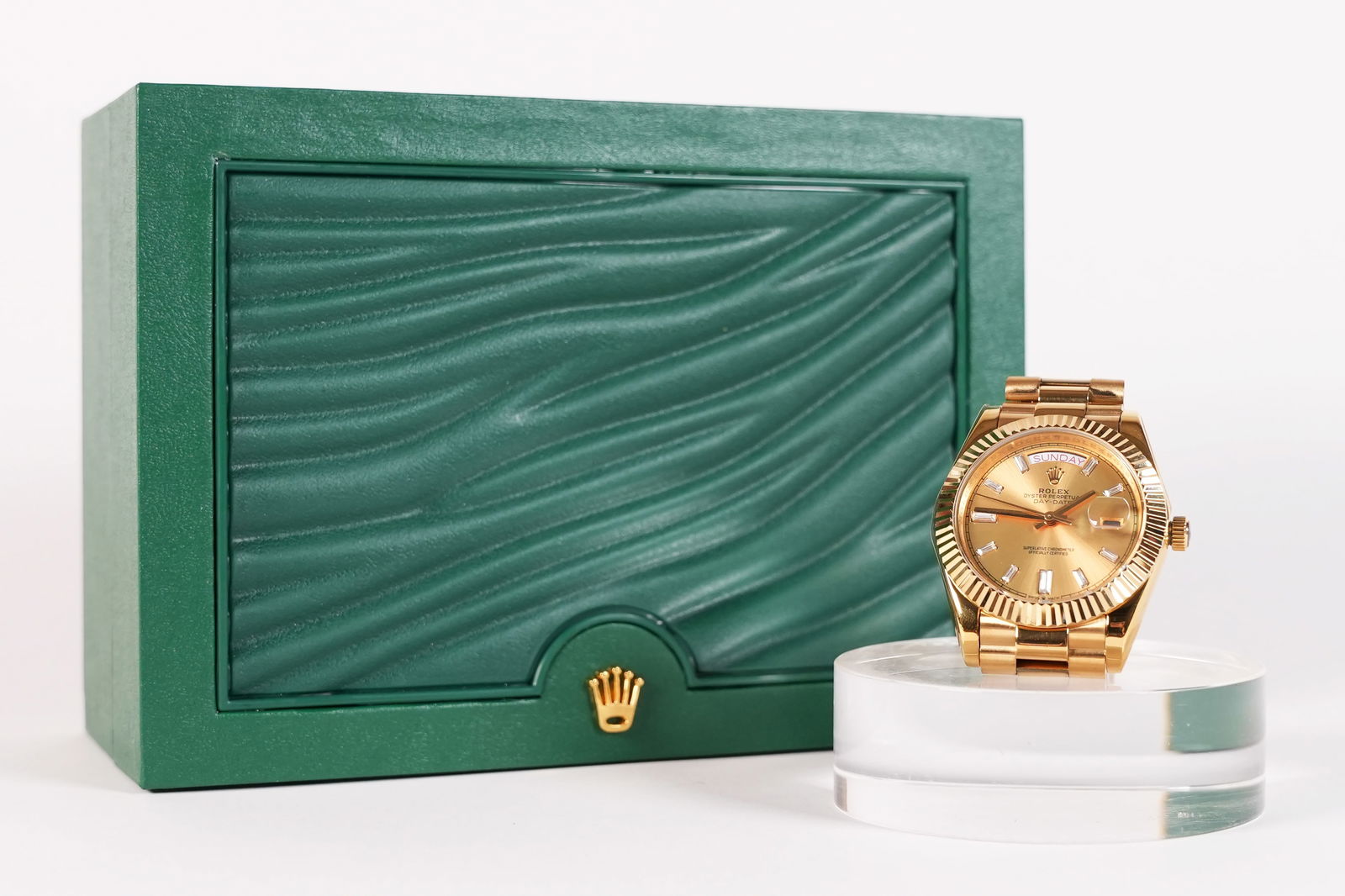 Rolex style Day-date watch ungraded: Rolex style Day-date possible 18kt yellow gold, did not test hardware, watch 36 mm, with original box. Condition selling it as is. From an estate, all sales are final, did not authenticate. Possibly R