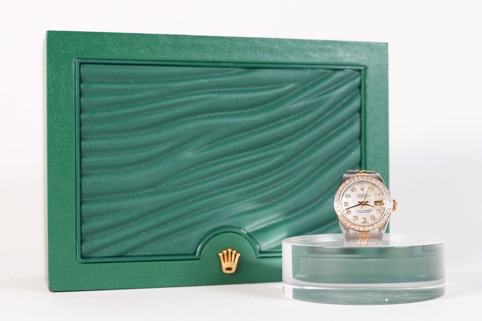 Rolex style ladies Datejust 69173 diamond watch ungraded: Rolex style ladies Datejust reference 69173 mother of pearl dial. Possible 18k gold did not test the hardware. Condition selling it as is. Comes with oystersteel diamond watch. From an estate, conditi