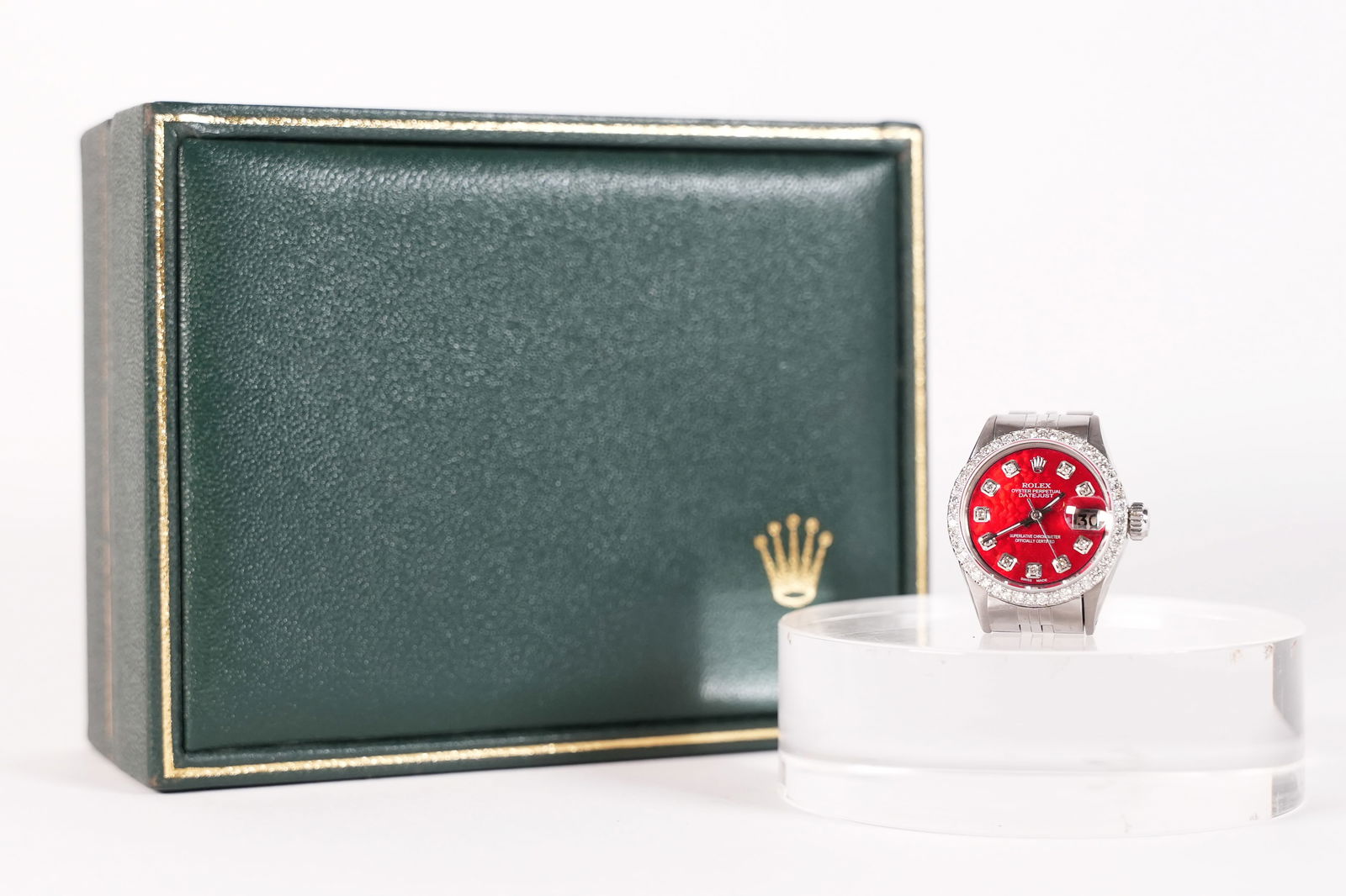 Rolex style lady Datejust diamond watch ungraded: Rolex style lady Datejust red mother of pearl dial and diamond bezel. Diamond grading are G-H, SI1-SI2 comes with original box. From a major estate, condition selling it as is. All sales are final. Po