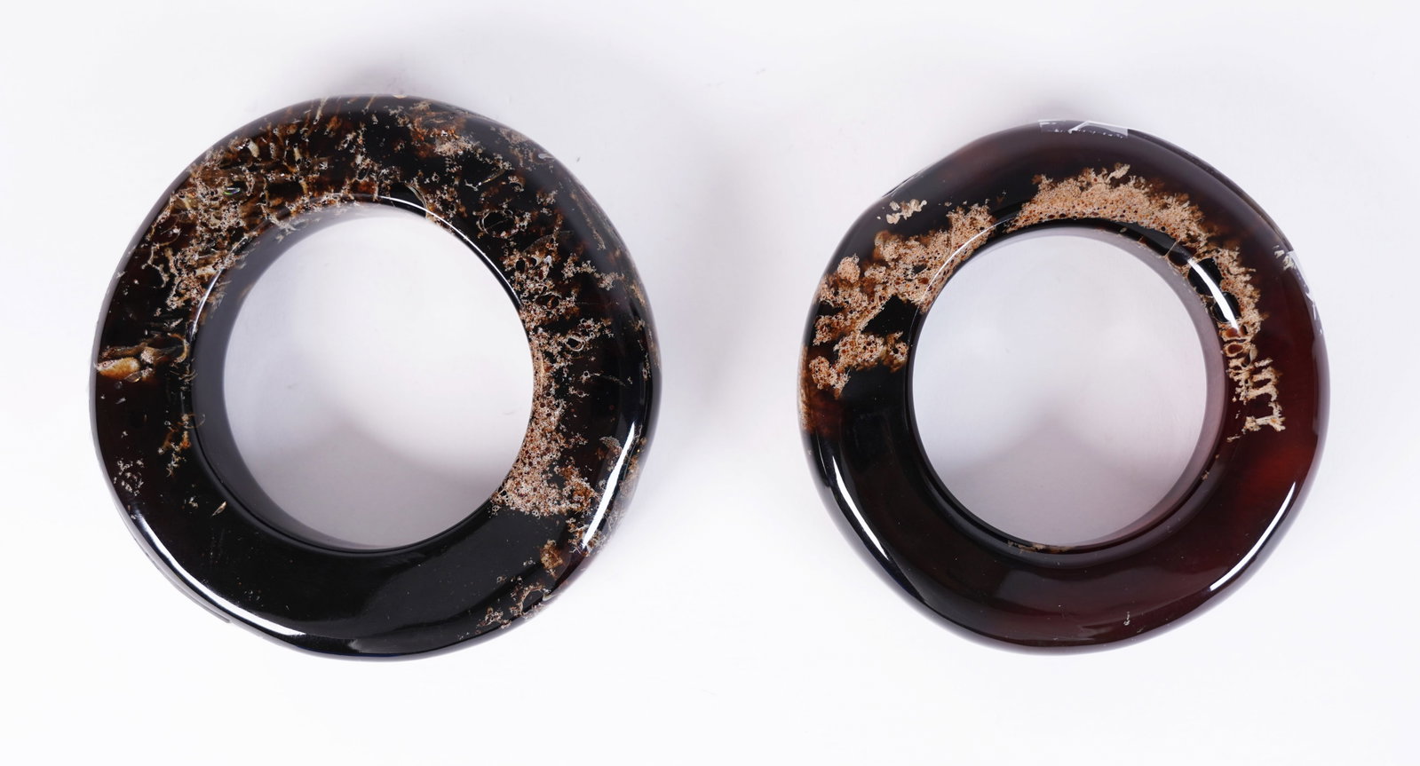 Amber fine round bangle: Amber fine round bangle, one is weight at 179 grams.