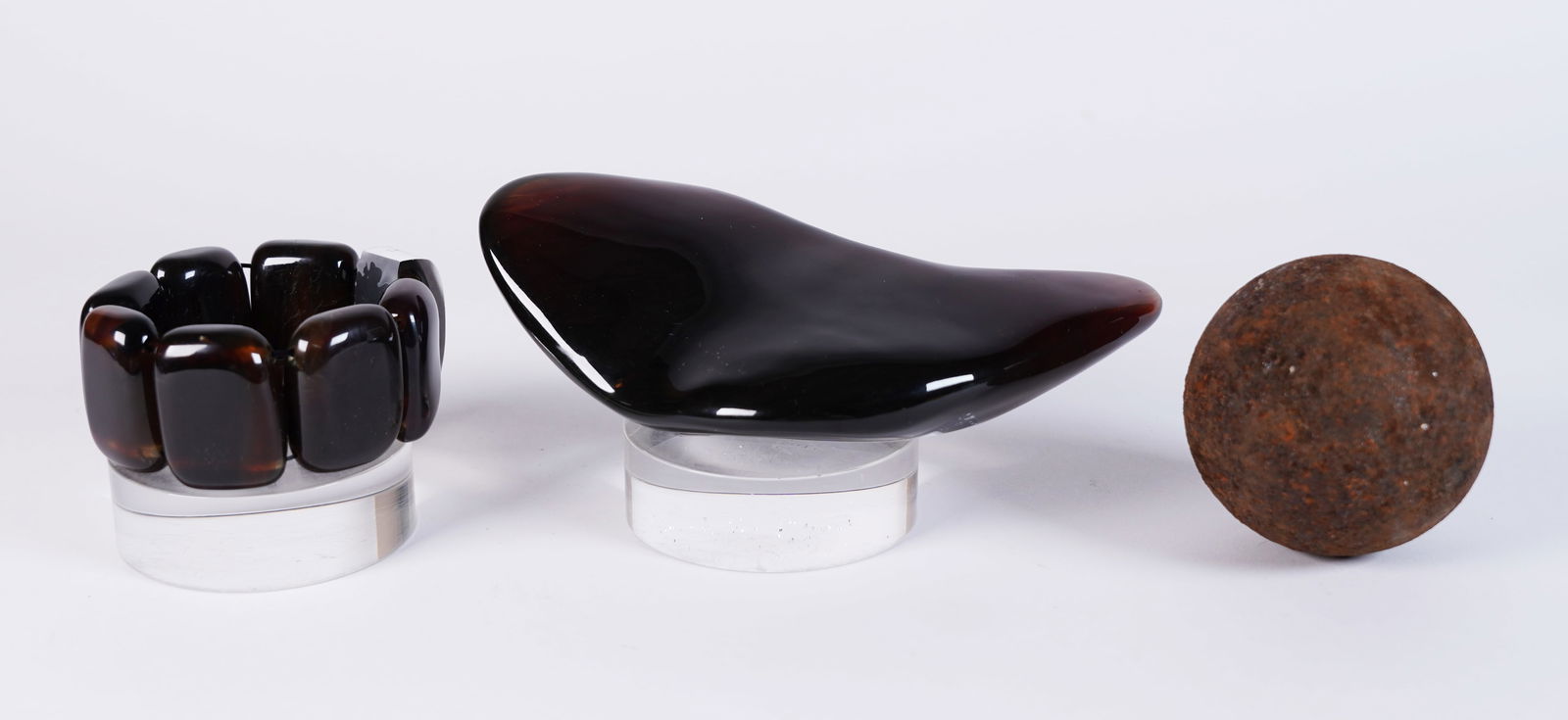 Lots amber fine items: Lots amber fine items, one is amber beaded bracelet.