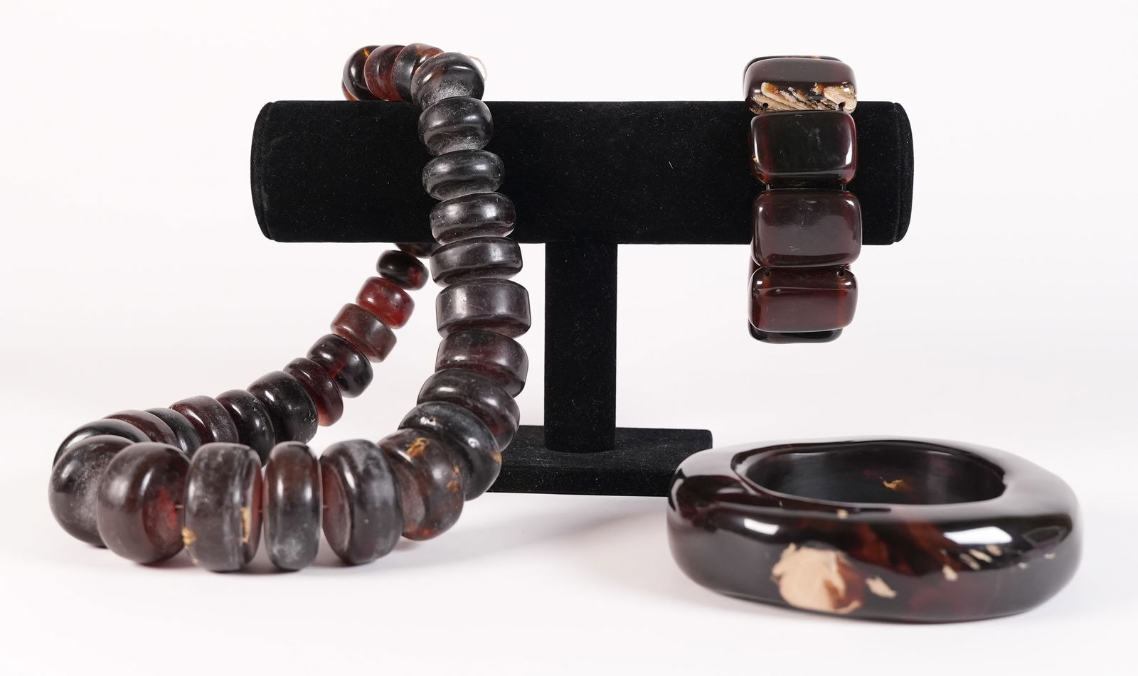 Lots amber items and beads: Lots amber items and beads.