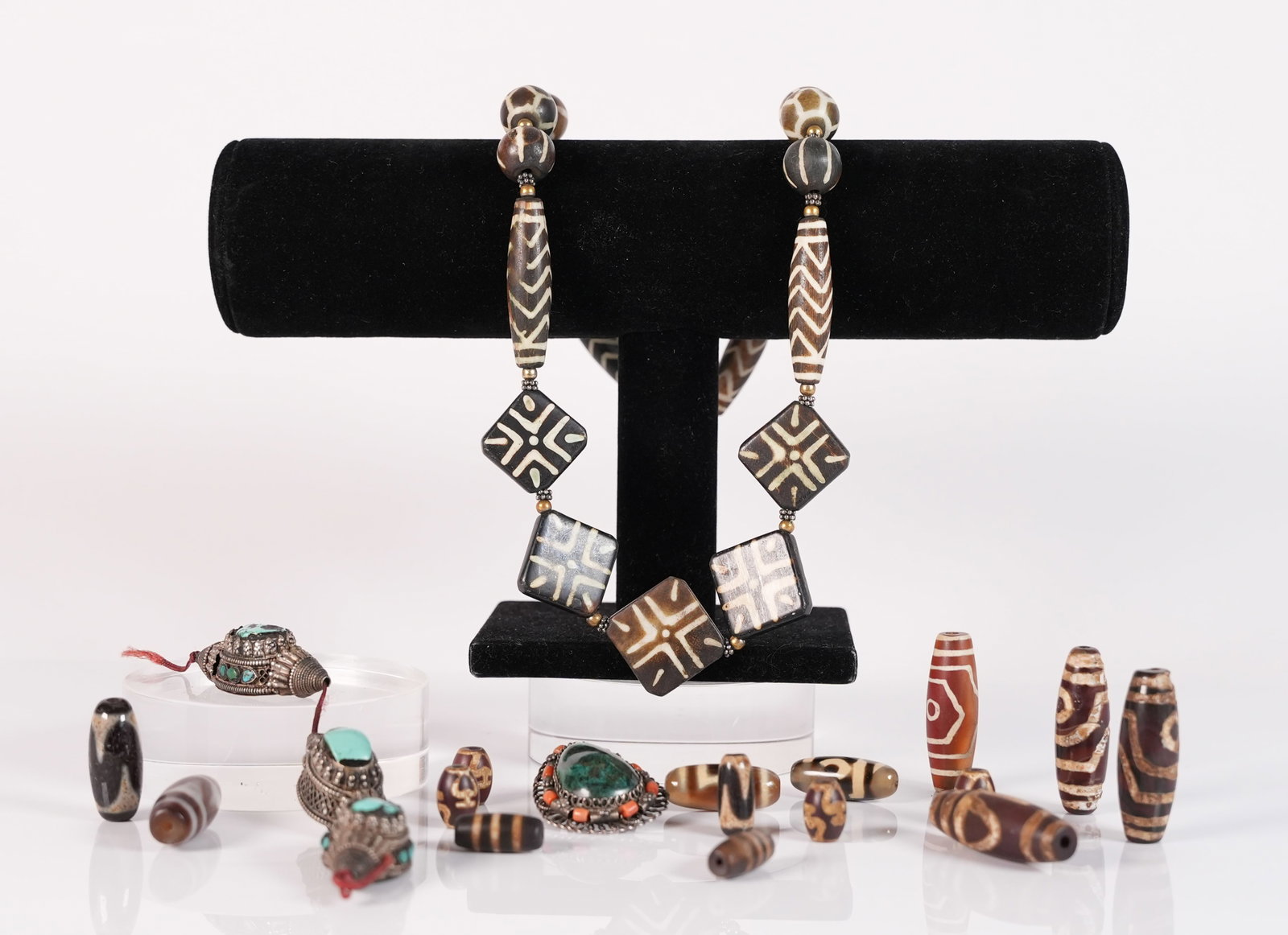 Lots Tibetan dzi beads: Lots Tibetan dzi beads and jewelry.